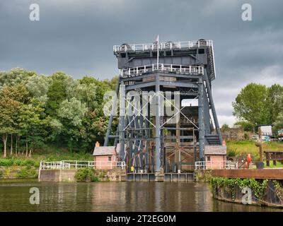 Anderton Boat Lift vicino a Northwich nel Cheshire, Regno Unito. Un blocco di sollevamento a due canali che fornisce un collegamento verticale di 50 piedi. Foto Stock