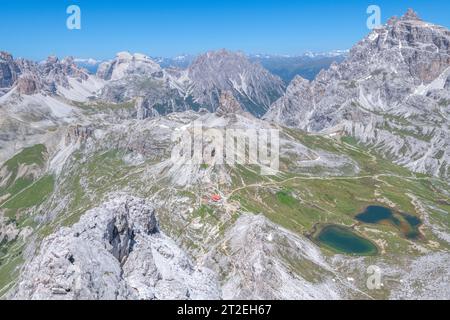 Vista dalla cima del Monte Paterno che si affaccia sulla Torre del Toblin e sulle 3 vette Scarperi delle Dolomiti italiane. Alto paesaggio alpino con piccoli laghi Foto Stock