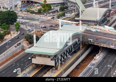 Tel Aviv, Israele - 14 ottobre 2023 - veduta aerea della stazione ferroviaria di HaShalom nel quartiere finanziario di Tel Aviv, Israele. Foto Stock