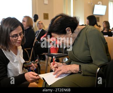 Il ministro degli Esteri Jan Lipavsky ha consegnato il premio Gratias Agit a otto persone e a un'organizzazione per diffondere il buon nome della Repubblica ceca all'estero, tra cui la scrittrice Eva Erbenova (a destra), che è arrivato in Cechia la settimana scorsa da Israele dopo l'attacco terroristico del movimento militante di Hamas, a Praga, Repubblica Ceca, il 19 ottobre 2023. (Foto CTK/Michal Krumphanzl) Foto Stock