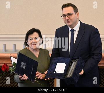 Il ministro degli Esteri Jan Lipavsky (a destra) ha consegnato il premio Gratias Agit a otto persone e a un'organizzazione per diffondere il buon nome della Repubblica ceca all'estero, tra cui la scrittrice Eva Erbenova (a sinistra), che è arrivato in Cechia la settimana scorsa da Israele dopo l'attacco terroristico del movimento militante di Hamas, a Praga, Repubblica Ceca, il 19 ottobre 2023. (Foto CTK/Michal Krumphanzl) Foto Stock