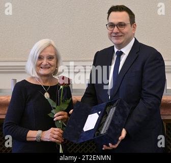 Il ministro degli Esteri Jan Lipavsky ha consegnato (a destra) il premio Gratias Agit a otto persone e a un'organizzazione per diffondere il buon nome della Repubblica ceca all'estero, tra cui Jana Sommerlad, traduttrice e redattrice, che è stato per 15 anni nel Consiglio di amministrazione di The Friends of Czech Heritage (Left), a Praga, Repubblica Ceca, 19 ottobre 2023. (Foto CTK/Michal Krumphanzl) Foto Stock