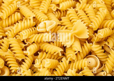 Augusta, Baviera, Germania - 19 ottobre 2023: Primo piano di diversi tipi di pasta. Noodle background *** Nahaufnahme von verschieden Nudelsorten. Nudel Hintergrund Foto Stock