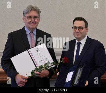 Il ministro degli Esteri Jan Lipavsky ha consegnato (a destra) il premio Gratias Agit a otto persone e un'organizzazione per la diffusione del buon nome della Repubblica Ceca all'estero, tra cui Jan Marek, medico specializzato in cardiologia pediatrica e prenatale, che lavora a Londra (a sinistra), a Praga, Repubblica Ceca, 19 ottobre 2023. (Foto CTK/Michal Krumphanzl) Foto Stock