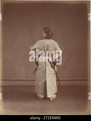 [Donna in indumento tradizionale giapponese fotografata da dietro] Suzuki Shin'ichi Japanese 1870s Visualizza altro. [Donna in indumento tradizionale giapponese fotografata da dietro]. Suzuki Shin'ichi (giapponese, 1835–1919). anni '1870 Stampa in argento albume da vetro negativo con colore applicato. Fotografie Foto Stock