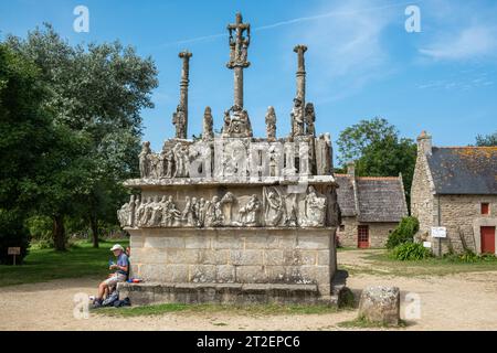 Il Calvario di Tronoën, situato a Saint-Jean-Trolimon nell'arrondissement di Quimper, è un monumento storico significativo. Foto Stock