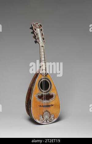 Mandolino Antonius Vinaccia italiano (Napoli) 1781 questo straordinario mandolino napoletano è uno degli esempi più decorativi esistenti. Il bowlback è formato da ventitré strette strisce sagomate di tartaruga con distanziatori in avorio. La tavola armonica è decorata lussuosamente con intarsi in madreperla e tartaruga. Il buco sonoro rotondo è circondato da un'ampia fascia di tartaruga e intarsi di perle. La tastiera ha tredici fret dorati e blocchi di madreperla intarsiati. La peghead è smerlata e ricoperta di tartaruga e madreperla con otto pioli in stile violino inseriti Foto Stock