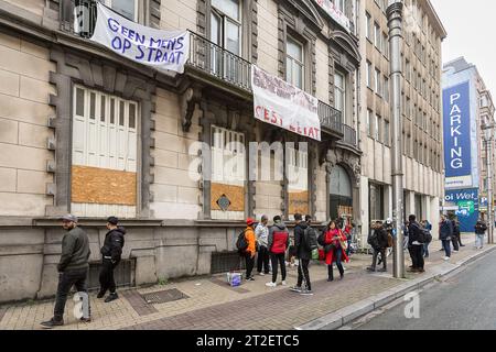 L'edificio "TOC TOC Nicole" in rue de la Loi/ Wetstraat 91, a Bruxelles, nella foto di giovedì 19 ottobre 2023. L'edificio "TOC TOC Nicole" è stato occupato dal 23 aprile da circa settanta richiedenti asilo e dalla fine di maggio non ha più né elettricità né acqua. Nei mesi di giugno e agosto, lo Stato belga e Fedasil sono stati condannati dai tribunali di Bruxelles ad assumere la gestione dell'edificio e a pagare le spese delle strutture. I richiedenti asilo vengono espulsi oggi e domani. BELGA FOTO JAMES ARTHUR GEKIERE Foto Stock