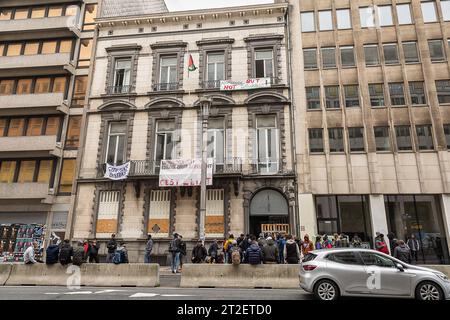 L'edificio "TOC TOC Nicole" in rue de la Loi/ Wetstraat 91, a Bruxelles, nella foto di giovedì 19 ottobre 2023. L'edificio "TOC TOC Nicole" è stato occupato dal 23 aprile da circa settanta richiedenti asilo e dalla fine di maggio non ha più né elettricità né acqua. Nei mesi di giugno e agosto, lo Stato belga e Fedasil sono stati condannati dai tribunali di Bruxelles ad assumere la gestione dell'edificio e a pagare le spese delle strutture. I richiedenti asilo vengono espulsi oggi e domani. BELGA FOTO JAMES ARTHUR GEKIERE Foto Stock