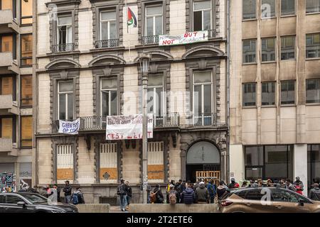 L'edificio "TOC TOC Nicole" in rue de la Loi/ Wetstraat 91, a Bruxelles, nella foto di giovedì 19 ottobre 2023. L'edificio "TOC TOC Nicole" è stato occupato dal 23 aprile da circa settanta richiedenti asilo e dalla fine di maggio non ha più né elettricità né acqua. Nei mesi di giugno e agosto, lo Stato belga e Fedasil sono stati condannati dai tribunali di Bruxelles ad assumere la gestione dell'edificio e a pagare le spese delle strutture. I richiedenti asilo vengono espulsi oggi e domani. BELGA FOTO JAMES ARTHUR GEKIERE Foto Stock