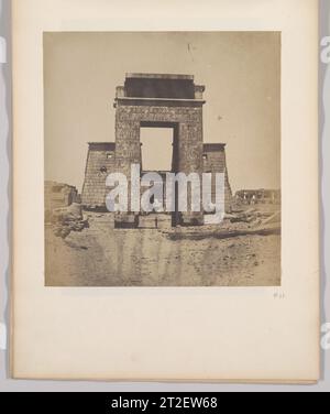 Karnak. Propylone du Temple de Khons. Hauteur 21 mèt.; largeur, 12 mèt. 50 c.; hauteur de la baie, 15 mèt. Maxime Du Camp francese 1849–51 Visualizza altro. Karnak. Propylone du Temple de Khons. Hauteur 21 mèt.; largeur, 12 mèt. 50 c.; hauteur de la baie, 15 mèt.. Maxime Du Camp (francese, 1822–1894). 1849-51. Stampa di carta salata. Fotografie Foto Stock