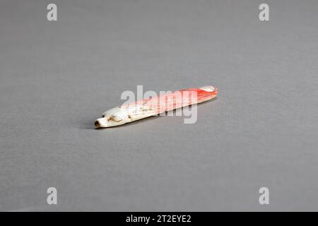 Lancia Stick New Kingdom CA. 1400–1295 a.C. lanci di bastoni come questo furono usati come contatori, come i dadi, per determinare le mosse di giochi da tavolo come senet e venti quadrati. I bastoncini di lancio 19.2,19-27a, b sono solitamente visualizzati con la scatola da gioco di Taia. Visualizza altro. Lancia Stick. ca. 1400–1295 A.C. Avorio (colorato). Nuovo Regno. Dall'Egitto; probabilmente dall'alto Egitto, Tebe. Dynasty 18, seconda metà Foto Stock