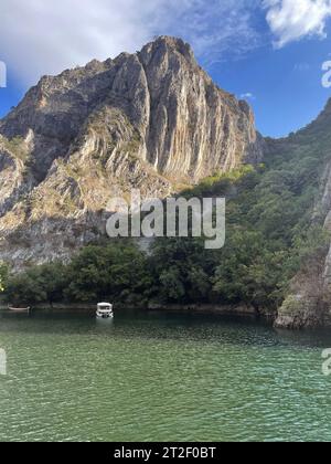 Vista da un traghetto sul lago Matka in Macedonia del Nord Foto Stock