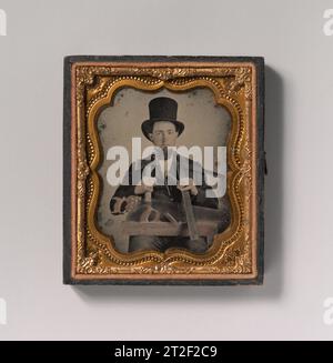 [Carpenter in Top Hat with Hatchet, Compass, Square e Hand Saw] Unknown 1850s–60s Vedi altro. [Carpenter in Top Hat con Hatchet, bussola, quadrato e sega a mano]. Sconosciuto (americano). 1850s-60s Ambrotype con colore applicato. Fotografie Foto Stock