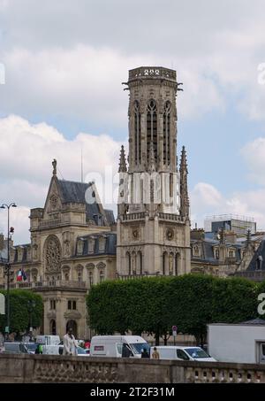 Chiesa di Saint-Germain-l'Auxerrois situata al 2 di Place du Louvre. PARIGI - 29 APRILE 2019 Foto Stock