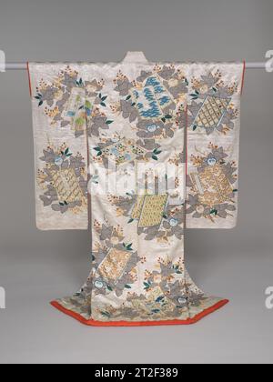 Sopra l'abito (uchikake) con rami di arancio mandarino e libri Giappone fine XVIII-prima metà del XIX secolo questo elegante indumento da sposa, un uchikake bianco con arance mandarine (tachibana) e libri sparsi, era originariamente parte di un set di tre abiti, gli altri due erano rispettivamente nero e rosso, con la stessa decorazione, realizzata per una ricca sposa di classe mercantile. Per la cerimonia di nozze, la sposa era vestita con un insieme bianco, ma in seguito si è trasformata in uchikake bianco, rosso e nero riccamente ricamato, indossato in sequenza, e fu ufficialmente introdotta nella fam dello sposo Foto Stock