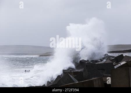 Orkney, Regno Unito. 19 ottobre 2023. METEO del Regno Unito: La tempesta Babet colpisce le Orcadi con venti di burrasca mentre il Met Office ha emesso un avvertimento meteorologico giallo per il nord-est della Scozia. I forti venti causano onde che si schiantano sulla A961 che attraversa una delle barriere Churchill sulle isole. Crediti: Peter Lopeman/Alamy Live News Foto Stock