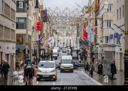 New Bond Street, Londra, Regno Unito. 19 ottobre 2023. Le decorazioni Crown Christmas sono installate a New Bond Street nella Mayfair di Londra prima di accendersi a novembre. Crediti: Malcolm Park/Alamy Live News Foto Stock