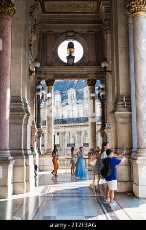 Parigi, Francia - agosto 28 2022: Interno dell'Opera Garnier a Parigi, che fu costruita tra il 1861 e il 1875. Teatro dell'Opera di Parigi. Pareti e soffitti bellissimi, messa a fuoco selettiva Foto Stock