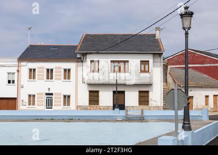 Pittoresca Piazza della città con un vecchio edificio bianco con un tetto rosso Foto Stock