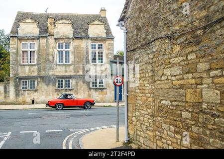 Burford, West Oxfordshire, Regno Unito - ottobre 2023: Edifici al largo di Burford High Street, una pittoresca città inglese nel Cotswolds Foto Stock