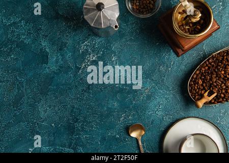 mattina del giorno del ringraziamento, chicchi di caffè, macinacaffè manuale e pentola geyser su superficie ruvida blu Foto Stock