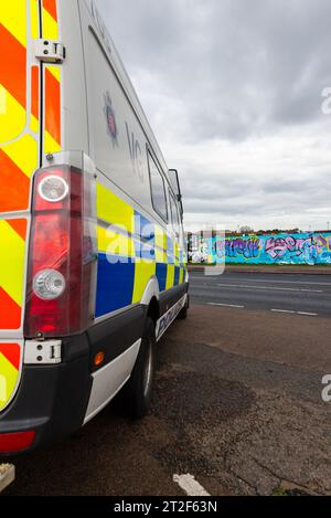 Il furgone della polizia parcheggiato da graffiti coperti accumulando sul lungomare di Southend on Sea per il monitoraggio di infrazioni stradali Foto Stock