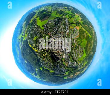 Luftbild, Balve Ortsansicht Stadtmitte, Erdkugel, Fisheye Aufnahme, Fischaugen Aufnahme, 360 Grad Aufnahme, Tiny World, Balve, Sauerland, Nordrhein-Westfalen, Deutschland ACHTUNGxMINDESTHONORARx60xEURO *** Vista aerea, Balve Town Center, Globe, fisheye shot, colpo a 360 gradi, Tiny World, Balve, Sauerland, Renania settentrionale-Vestfalia, Germania ATTENTIONxMINESTHONORARx60xEURO Credit: Imago/Alamy Live News Foto Stock