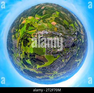 Luftbild, Balve Ortsansicht Stadtmitte-Süd, Erdkugel, Fisheye Aufnahme, Fischaugen Aufnahme, 360 Grad Aufnahme, Tiny World, Balve, Sauerland, Nordrhein-Westfalen, Deutschland ACHTUNGxMINDESTHONORARx60xEURO *** Vista aerea, Balve Town centre South, Globe, fisheye shot, colpo a 360 gradi, Tiny World, Balve, Sauerland, Renania settentrionale-Vestfalia, Germania ATTENTIONxMINESTHONORARx60xEURO credito: Imago/Alamy Live News Foto Stock