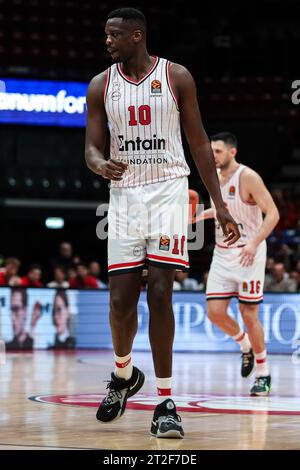 Milano, Italia. 17 ottobre 2023. Moustapha Fall #10 dell'Olympiacos Pireo visto in azione durante la partita della stagione regolare turca EuroLeague Round 3 tra EA7 Emporio Armani Milan e Olympiacos Pireo al Mediolanum Forum. (Foto di Fabrizio Carabelli/SOPA Images/Sipa USA) credito: SIPA USA/Alamy Live News Foto Stock