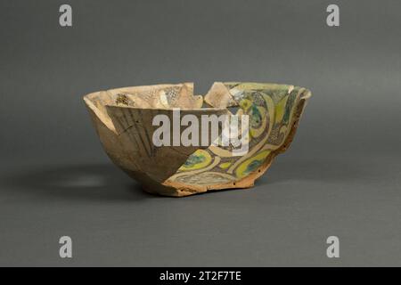 Bowl fine VIII-prima metà del IX secolo Visualizza di più. Ciotola. tra la fine dell'viii e la prima metà del ix secolo. Terracotta; decorazione policroma sotto smalto verde trasparente (buff ware). Scavato in Iran, Nishapur. Ceramica Foto Stock