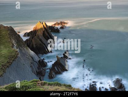 Hartland Quay North Devon lunga esposizione luce sulle rocce Foto Stock
