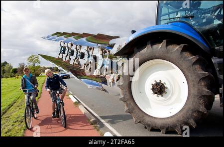 I veicoli agricoli di grandi dimensioni su strada possono causare situazioni pericolose per i bambini che vanno a scuola. Paesi Bassi, vvbvanbree fotografie. Foto Stock