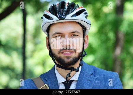 Giovane uomo d'affari barbuto in casco. Stile business e urbano. Primo piano Foto Stock