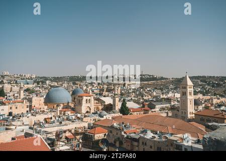 La città vecchia di Gerusalemme, la vista sui tetti di Gerusalemme dalla parte superiore dell'Ospizio austriaco. Foto Stock