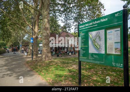 Londra - 9 ottobre 2023: Bishops Park e Fulham Palace Grounds, parco pubblico e open space nella SW6 sud-ovest di Londra Foto Stock