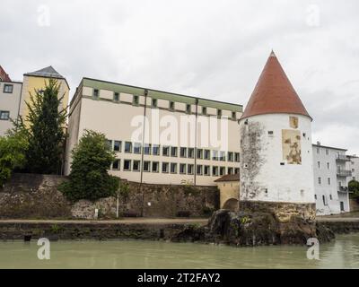 Vista sul fiume Inn fino alla Schaibling Tower presso l'Inn Quay, Passau, Baviera, Germania Foto Stock