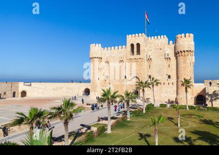 Alessandria, Egitto - 14 dicembre 2018: I visitatori camminano di fronte alla Cittadella di Qaitbay o al forte di Qaitbay. E' una fortezza difensiva del XV secolo Foto Stock