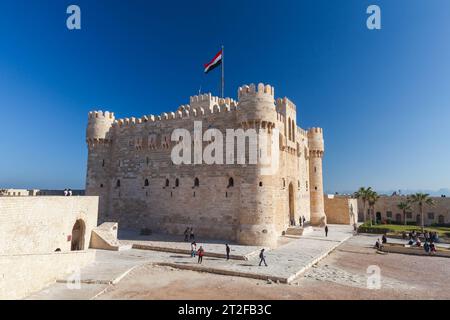 Alessandria, Egitto - 14 dicembre 2018: La gente si trova vicino alla Cittadella di Qaitbay o al forte di Qaitbay, una fortezza difensiva del XV secolo Foto Stock