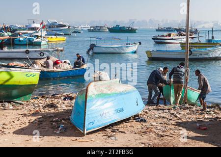 Alessandria, Egitto - 14 dicembre 2018: I pescatori lavorano sulla costa del vecchio porto di pescatori di Alessandria Foto Stock