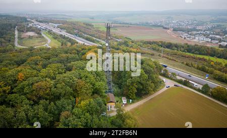 Bad Camberg, Germania. 20 ottobre 2023. L'albero di comunicazione mobile con turbine eoliche si trova direttamente sull'autostrada A3. L'operatore di torri cellulari Vantage Towers, insieme all'avvio di energia eolica MOWEA con sede a Berlino, ha messo in funzione la prima torre cellulare con micro turbine eoliche integrate in Assia. L'energia rinnovabile generata dalle turbine viene utilizzata direttamente in loco per far funzionare il sistema, che può coprire fino al 100% della domanda di energia elettrica in condizioni di vento medio. Credito: Andreas Arnold/dpa/Alamy Live News Foto Stock