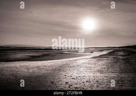 Tramonto sulla spiaggia di Camber Sands durante la bassa marea nell'East Sussex, Inghilterra Foto Stock