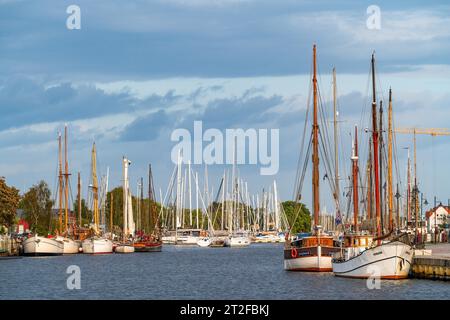 Yacht a vela e navi a vela tradizionali sul fiume Ryck nel porto di Greifswald, Meclemburgo-Vorpommern, Germania Foto Stock