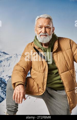 Ritratto di un uomo sportivo vestito da Babbo Natale con ginocchio rialzato che guarda la fotocamera, concetto invernale Foto Stock