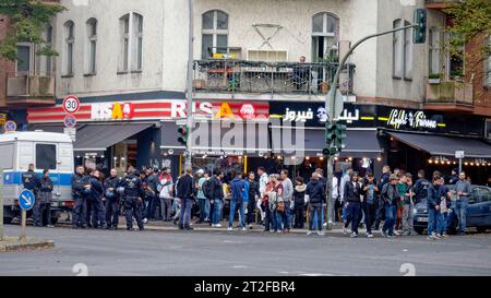 13.10.23 Araber auf der Sonnenallee Ecke Reuterstrasse versammeln sich zur Solidarität mit der islamistischen Hamas nach dem Angriff auf Israel. Poliz Foto Stock