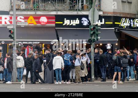 13.10.23 Araber auf der Sonnenallee Ecke Reuterstrasse versammeln sich zur Solidarität mit der islamistischen Hamas nach dem Angriff auf Israel. Poliz Foto Stock