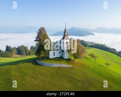 Foto aerea con drone della chiesa di Sveti Tomaž a Škofja Loka, in Slovenia, la mattina presto Foto Stock