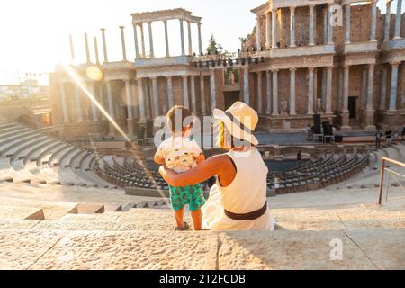 Rovine romane di Merida, una madre con il bambino che visita il Teatro Romano. Extremadura, Spagna Foto Stock