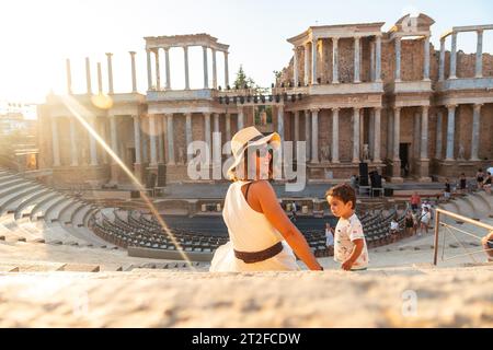 Rovine romane di Merida, una madre con il bambino che visita il Teatro Romano. Extremadura, Spagna Foto Stock