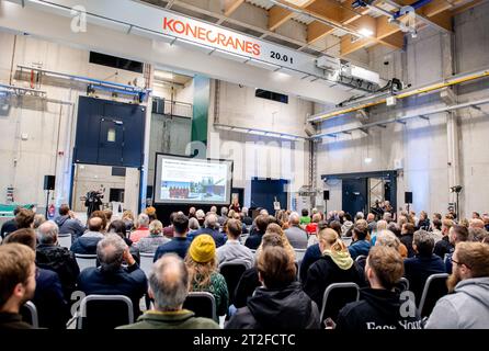 Bremerhaven, Germania. 19 ottobre 2023. Numerosi dipendenti dell'Istituto Alfred Wegener siedono in una sala del nuovo centro tecnico durante la cerimonia di apertura. Nel nuovo edificio, le attrezzature per l'uso nelle regioni polari e nelle acque profonde saranno sviluppate, testate e preparate per le spedizioni future. Credito: Hauke-Christian Dittrich/dpa/Alamy Live News Foto Stock